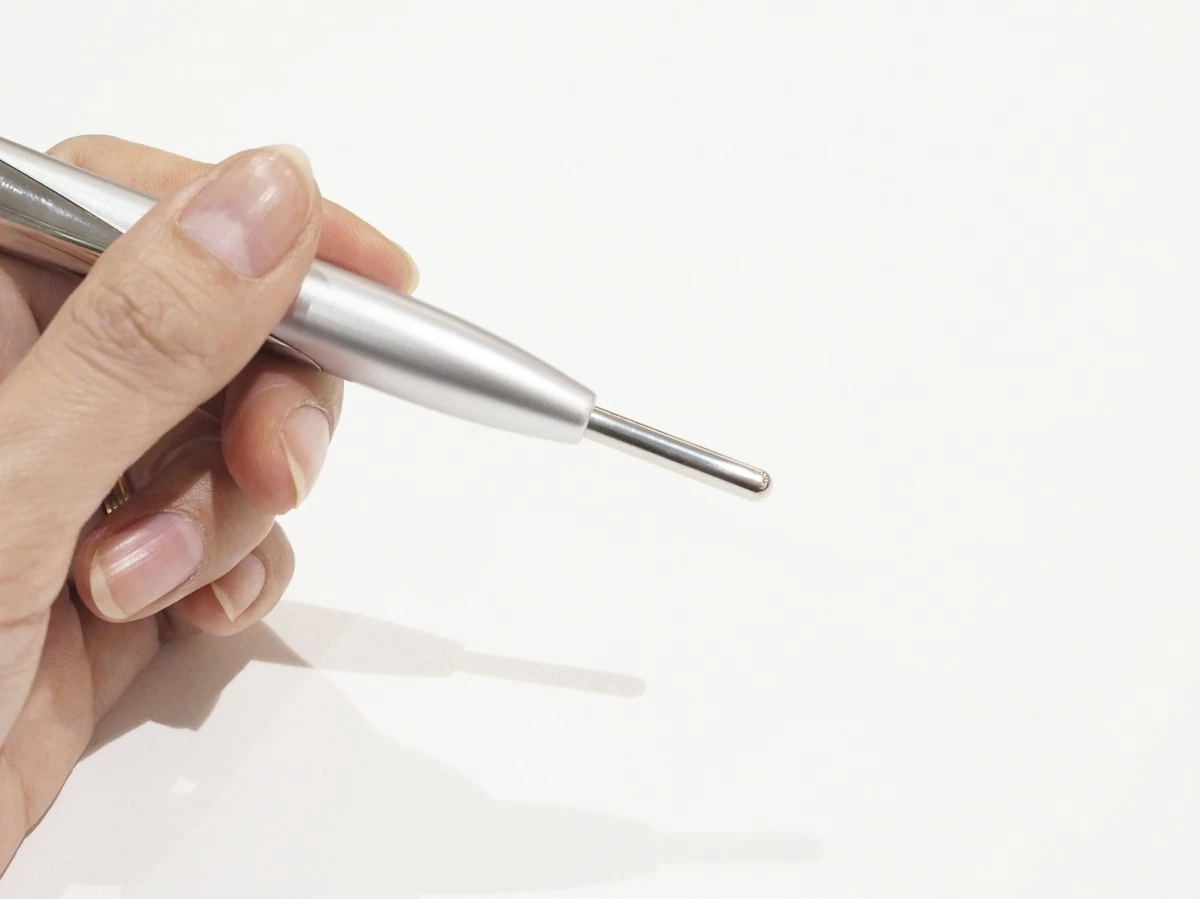 SALONIAから一本3役のペン型美顔器が誕生。点、面、流れに対応する