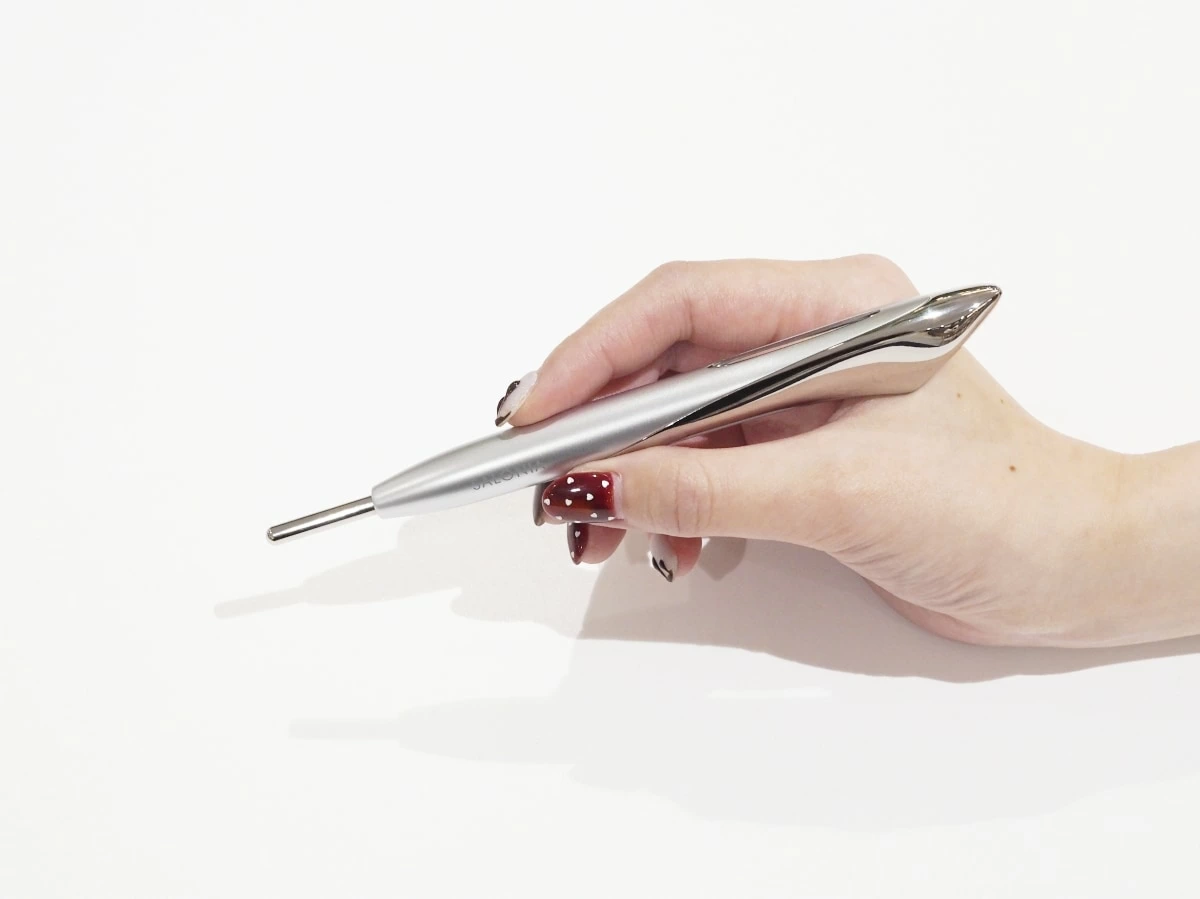 SALONIAから一本3役のペン型美顔器が誕生。点、面、流れに対応する