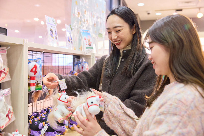 初心者女子が休日に東京競馬場を遊び倒す！　推し馬探しにグルメ旅、競馬場の意外な楽しみ方って？