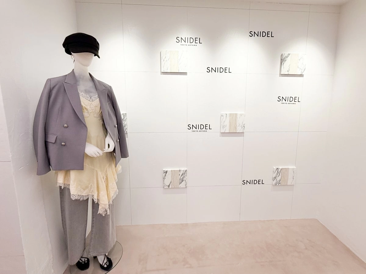 ハローキティコラボの限定アイテムやカフェも併設 SNIDELの路面店が 