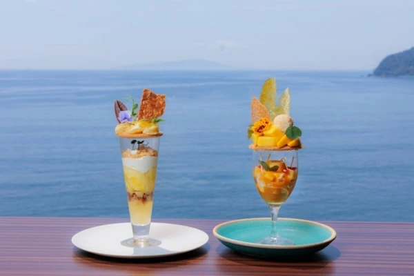 海を一望しながらパフェを。ホテルニューアカオ・絶景カフェ「花の妖精
