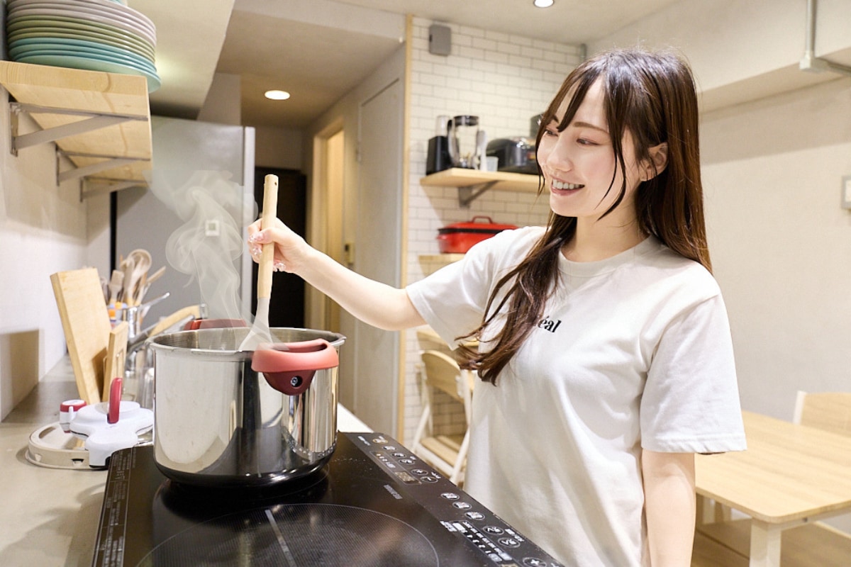 都内で働く高橋さん。仕事はきっちり、オフはのびのび