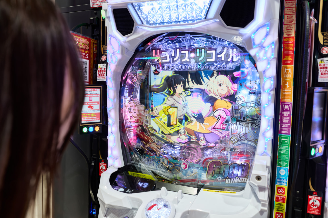 都内で働く高橋さん。仕事はきっちり、オフはのびのび