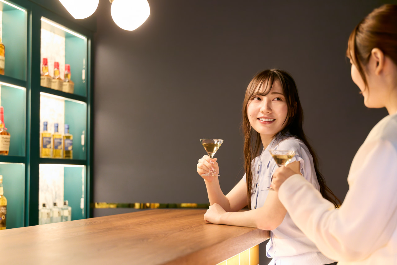 都内で働く高橋さん。仕事はきっちり、オフはのびのび