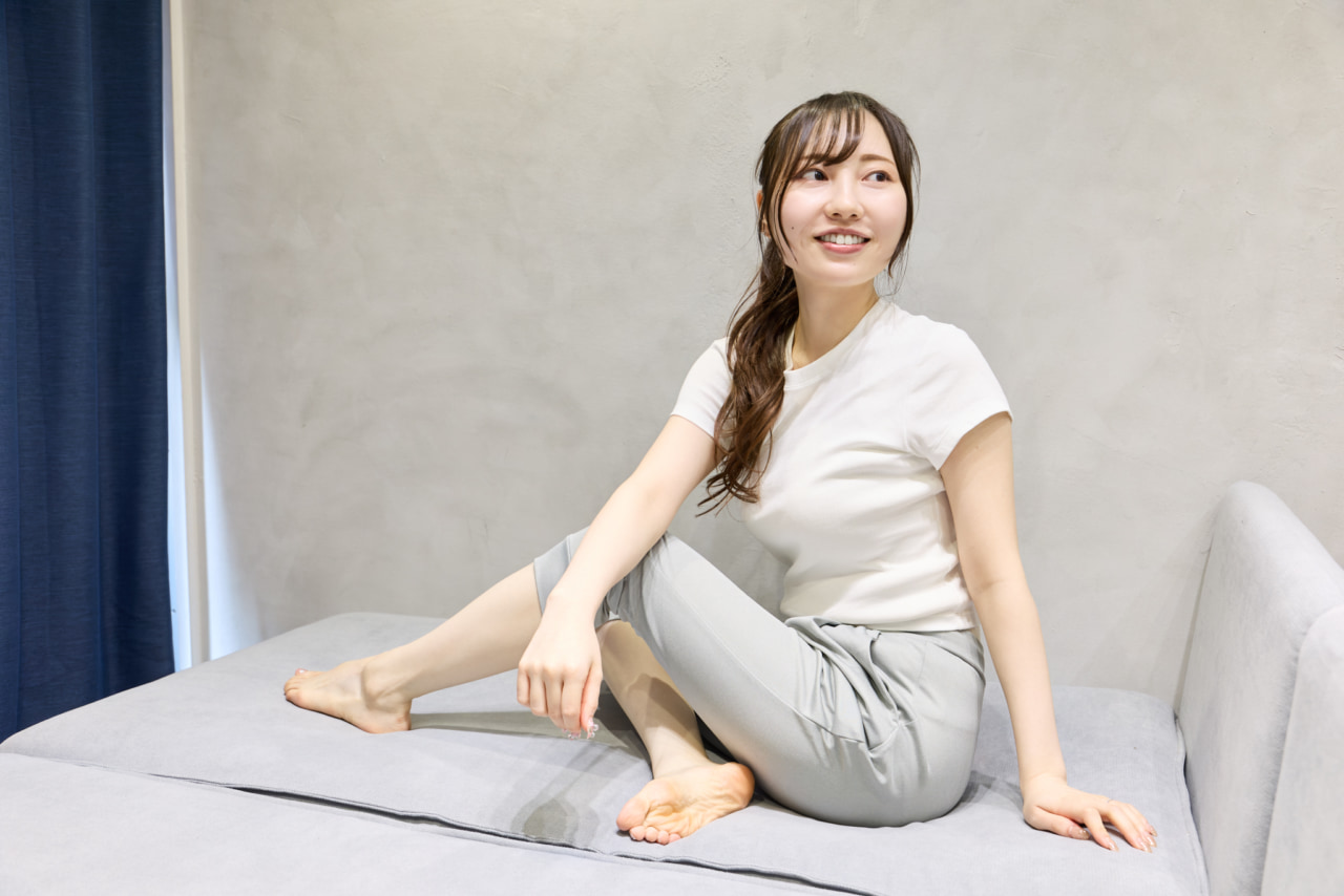 都内で働く高橋さん。仕事はきっちり、オフはのびのび