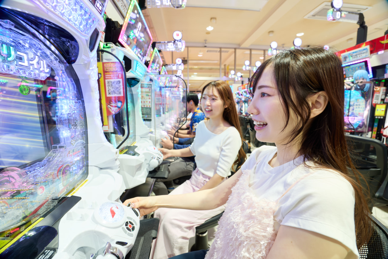都内で働く高橋さん。仕事はきっちり、オフはのびのび