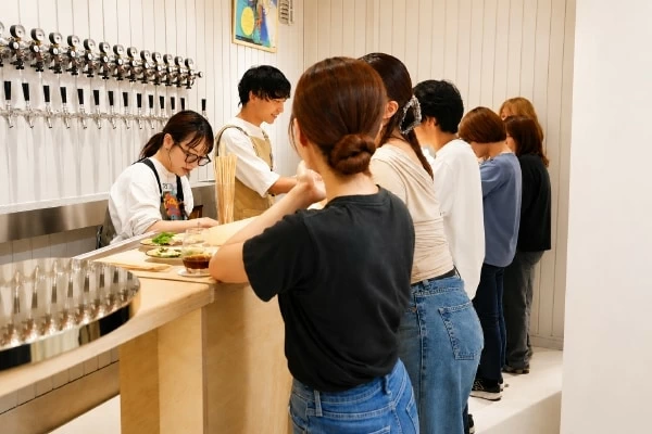 大阪・心斎橋にクラフトビール×自家製豚まんの「スタンドうみねこ3tR