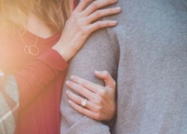 キスマークに込められた意味とは 痕を付ける心理と消し方 隠し方 3ページ目 マイナビウーマン