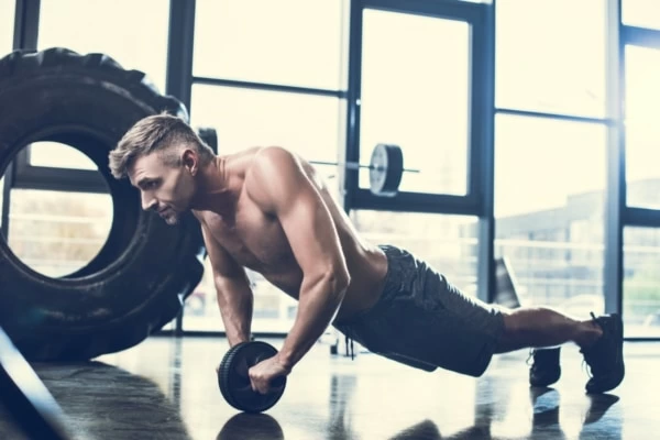 腹筋ローラーで腰痛が起きるのはなぜ 正しい使い方を解説 3ページ目 マイナビウーマン