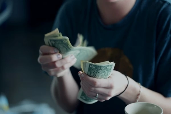 お金を拾う夢の意味とは シーン別暗示12選 夢占い マイナビウーマン お金を拾う夢の意味とは シーン別暗示12選 夢占い マイナビウーマン