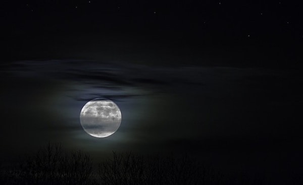 月が綺麗ですね」の意味とは？ 元ネタと粋な返し方・他の言葉一覧